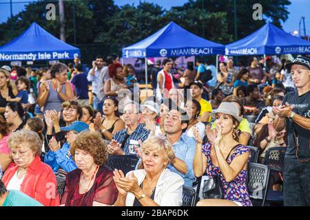 Miami Beach Florida,North Beach,Northshore Park,Hispanic Heritage Festival,pubblico,clapping,uomo uomini maschio adulti,donna donne,senio anziano Foto Stock