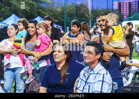 Miami Beach Florida,North Beach,Northshore Park,Hispanic Heritage Festival,pubblico,uomo uomini maschio adulti,donna donna donna donna donna donna donna donna donna donna donna donna, famiglie,watchin Foto Stock