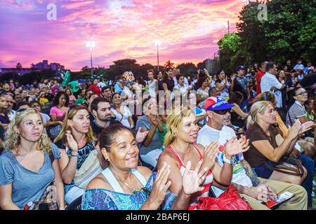 Miami Beach Florida,North Beach,Northshore Park,Hispanic Heritage Festival,pubblico,performance,donna donne adulti adulti,uomo uomini maschio,uomini,famiglia Foto Stock