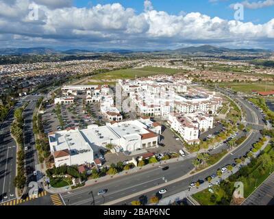 Veduta aerea del tipico centro commerciale di piccole città con parcheggio. Carmel Valley, San Diego, California, Stati Uniti. Marzo 28th, 2020 Foto Stock