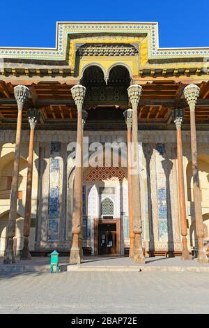 Vista verticale della Moschea di Bolo Haouz, una moschea storica situata a Bukhara, Uzbekistan costruita con colonne di legno, mattoni e ornamento con mosaici. Foto Stock