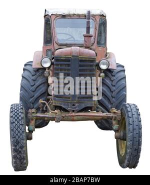 Le luci della griglia anteriore arrugginite e le ruote di un agricoltore vintage nessun nome trattore . Isolato su bianco primo piano Foto Stock