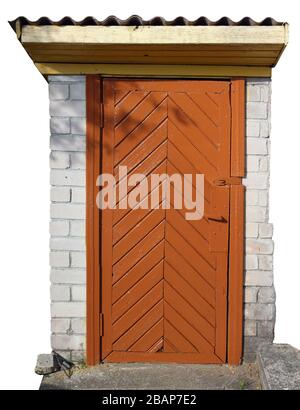 Arancione dipinto di legno rotto porta nella piccola rurale senza nome pietra capannone. Isolato su bianco Foto Stock