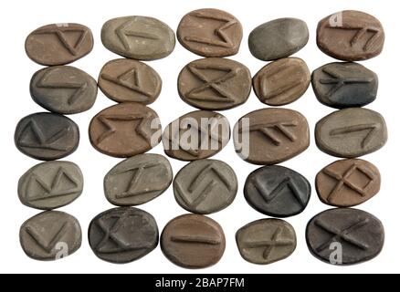 Segni di rune mistiche fatte in casa di magia fatta di argilla. Isolato con patch, le prime iscrizioni runiche risalgono a circa 150 DC Foto Stock