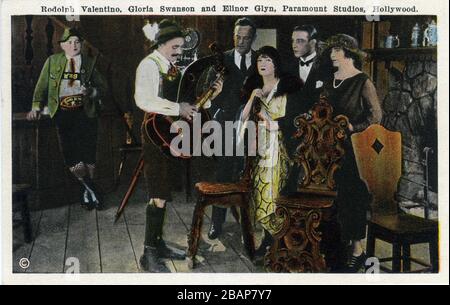 Il regista SAM WOOD GLORIA SWANSON RUDOLPH VALENTINO e lo scrittore ELINOR GLYN sul set candid durante le riprese di BEYOND THE ROCKS 1922 romanzo ELINOR GLYN giocatori famosi - Lasky Corporation / Paramount Pictures Foto Stock