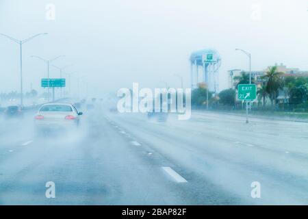 Florida,Hollywood,Interstate 95,i 95,pioggia,pioggia,forte,versamento,visibilità limitata,autostrada,guida,traffico,pericoloso,prudente,vista attraverso il parabrezza Foto Stock