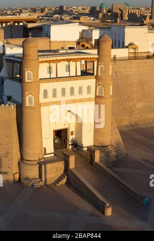 Muro della fortezza di Bukhara cancello d'ingresso nel tardo pomeriggio. L'Arca di Bukhara è una fortezza massiccia situata a Bukhara, Uzbekistan Asia centrale Foto Stock