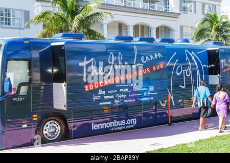 Miami Beach Florida, Ocean Drive, il John Lennon Educational Tour Bus, pullman, Beatles, Yoko Ono, visitatori viaggio viaggio turistico turismo punto di riferimento la Foto Stock