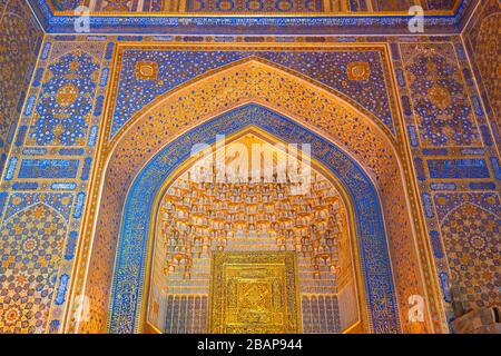 Parte anteriore della Moschea Tilya Kori e Madrasah in Piazza Registan, Samarcanda, Uzbekistan. Decorazione interna d'oro applicata con il metodo di kyndal. UNESCO. Foto Stock