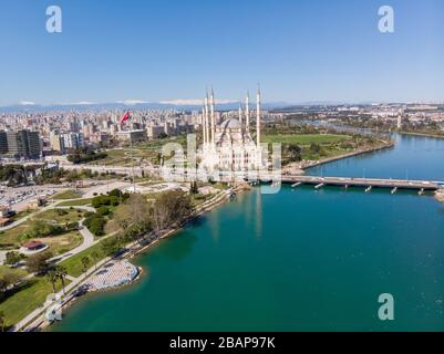 Veduta aerea della Moschea di Sabancı, Adana Turchia sul lato del fiume Seyhan. Foto Stock
