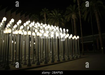 Los Angeles, Stati Uniti. 28 Marzo 2020. Una vista esterna dell'installazione di lampade da strada 'Urban Light' al di fuori del Los Angeles County Museum of Art (LACMA) al 5905 Wilshire Blvd il 28 marzo 2020 a Miracle Mile, Los Angeles, California, Stati Uniti. Urban Light è una scultura di montaggio su larga scala di Chris Burden situata all'ingresso di Wilshire Boulevard al Los Angeles County Museum of Art. L'installazione del 2008 consiste di lampade da strada restaurate degli anni '20 e '30. La maggior parte di loro una volta illuminava le strade della California del Sud. Los Angeles County Museum of Art (LACMA) Credit: Image Press A Foto Stock