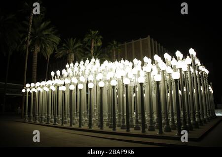 Los Angeles, Stati Uniti. 28 Marzo 2020. Una vista esterna dell'installazione di lampade da strada 'Urban Light' al di fuori del Los Angeles County Museum of Art (LACMA) al 5905 Wilshire Blvd il 28 marzo 2020 a Miracle Mile, Los Angeles, California, Stati Uniti. Urban Light è una scultura di montaggio su larga scala di Chris Burden situata all'ingresso di Wilshire Boulevard al Los Angeles County Museum of Art. L'installazione del 2008 consiste di lampade da strada restaurate degli anni '20 e '30. La maggior parte di loro una volta illuminava le strade della California del Sud. Los Angeles County Museum of Art (LACMA) Credit: Image Press A Foto Stock