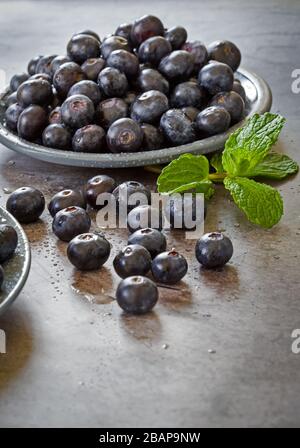 Mirtilli di frutta fresca biologica sul tavolo. Foto Stock