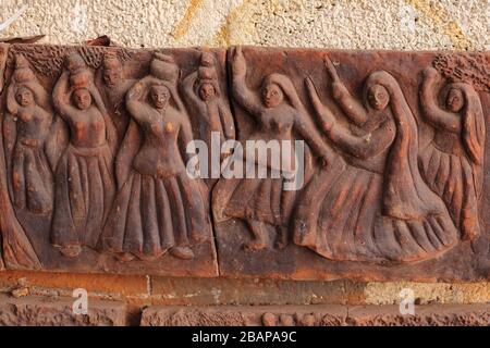 Danza indiana in una piastrella di terracotta piatta e opere d'arte in argilla Foto Stock