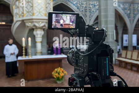 Saale, Germania. 28 Marzo 2020. Simone Carstens-Kant (r), parroco della chiesa del mercato 'Unser lieben Frauen', e Bert Lange, consigliere parrocchiale della parrocchia cattolica di San Maurizio e Santa Elisabetta, sono di fronte alla telecamera nella chiesa del mercato di Halle/Saale. Il quartiere protestante Halle-Saalkreis sta registrando un servizio ecumenico che i credenti possono seguire online la domenica (29.03.2020). A causa della posizione di Corona, non sono attualmente in corso servizi pubblici e devozioni. Credit: dpa Picture Alliance/Alamy Live News Foto Stock