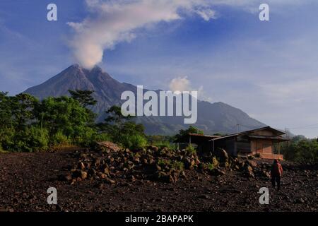 Yogyakarta, Indonesia. 29 marzo 2020. Monte Merapi visto emettere fumo solfatara, a Yogyakarta, Domenica 29 marzo 2020. Il Monte Merapi, uno dei vulcani più attivi del mondo, eruttò dal cratere con la lava fusa rossa fiammante che si era rifilata e ha annidato nel cielo nuvole di cenere grigia di 1,500 metri (4,92126 feet). (Foto di Devi Rahman/INA Photo Agency/Sipa USA) Credit: Sipa USA/Alamy Live News Foto Stock