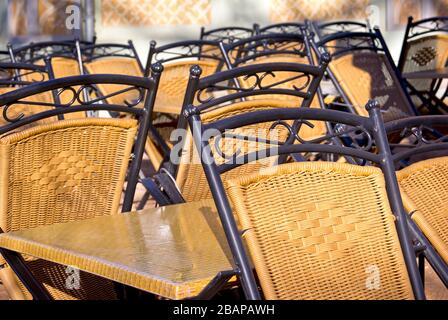 Chiuso Sidewalk Cafe a inizio primavera. Foto Stock