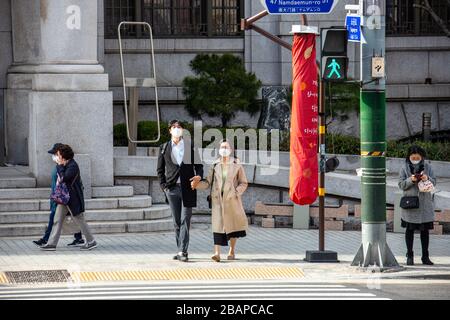 Attraente giovane coppia indossare maschere durante la pandemia di Coronavirus, Seoul, Corea del Sud Foto Stock