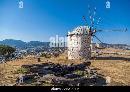 Antichi Mulini a vento si trova nel seminterrato dell'alta collina in Turchia. Foto Stock