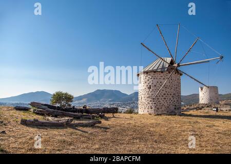 Antichi Mulini a vento si trova nel seminterrato dell'alta collina in Turchia. Foto Stock