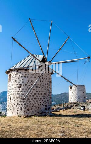 Antichi Mulini a vento si trova nel seminterrato dell'alta collina in Turchia. Foto Stock