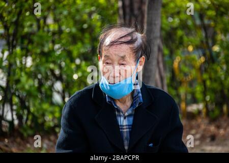 Uomo anziano che indossa una maschera protettiva durante la pandemia di Coronavirus a Seoul, Corea del Sud Foto Stock