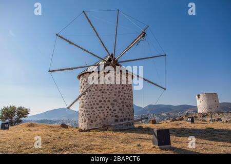 Antichi Mulini a vento si trova nel seminterrato dell'alta collina in Turchia. Foto Stock