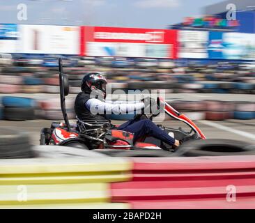 Karting Indoor gara (correre kart e barriere di sicurezza) Foto Stock