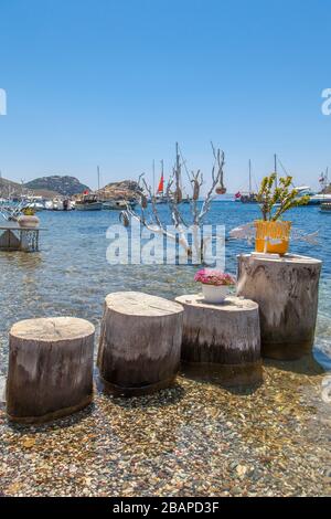 Ristorante sulla spiaggia in Gumusluk, bodrum, Turchia Foto Stock