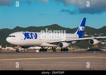 Un Airbus A340-300 gestito da Air France, nell'ormai defunta filiale Joon marchio. In fila per il decollo a St. Maarten Foto Stock