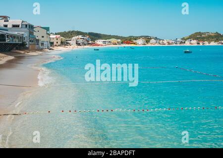 Gridate di zone di nuoto nelle acque blu di Grand Case Beach, Saint Martin (lato francese) Foto Stock