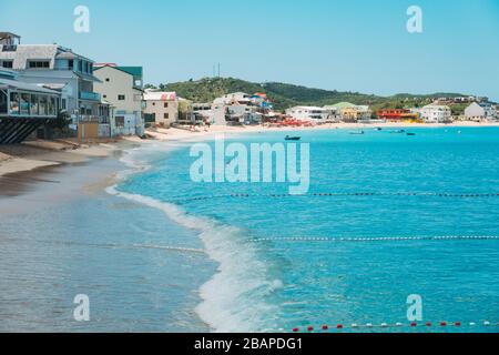 Gridate di zone di nuoto nelle acque blu di Grand Case Beach, Saint Martin (lato francese) Foto Stock