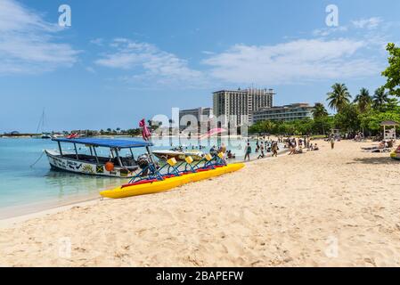 Ocho Rios, Giamaica - 22 aprile 2019: La gente si rilassa sulla spiaggia della baia di Ocho Rios, chiamata anche Turtle Beach, si trova tra Sunset Jamaica Grande Foto Stock