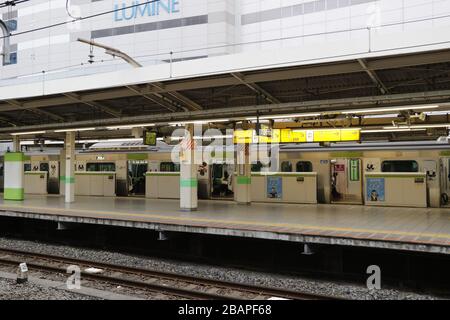 Una delle stazioni più trafficate di Tokyo era tranquilla dopo la richiesta del governatore che la gente rimanesse a casa il fine settimana per prevenire le infezioni da coronavirus. Foto Stock