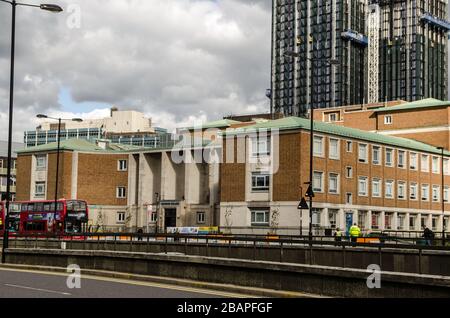Croydon, Regno Unito - 2 ottobre 2019: Vista su una strada trafficata che guarda verso il Croydon College nel sud di Londra. Foto Stock