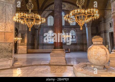 All'interno dell'architettura storica della più grande basilica di Istanbul: Hagia Sophia. Foto Stock