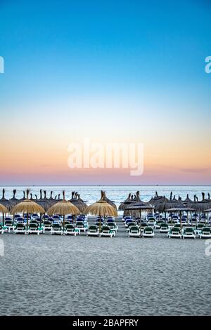 Un tramonto arcobaleno su una spiaggia vuota a Marbella Spagna Foto Stock