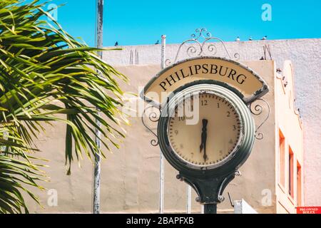 Un orologio pubblico rotto con la parola 'Philipsburg' sopra di esso, nella capitale di Sint Maarten, Caraibi Paesi Bassi Foto Stock