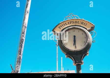 Un orologio pubblico rotto con la parola 'Philipsburg' sopra di esso, nella capitale di Sint Maarten, Caraibi Paesi Bassi Foto Stock