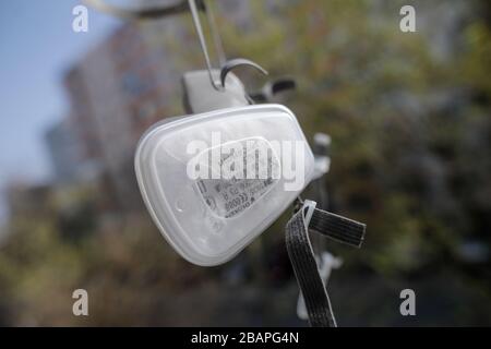 Bucarest, Romania - 29 marzo 2020: Profondità poco profonda dell'immagine di campo (fuoco selettivo) con una semimaschera 3M 6200 con filtri antivirus. Foto Stock