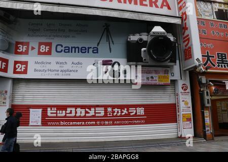 Tokyo era tranquilla dopo la richiesta del governatore che le persone soggiornano a casa durante il fine settimana per prevenire la diffusione del romanzo coronavirus. 28 Mar, 2020. Foto Stock