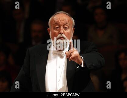 Praga, Repubblica Ceca. 25 Settembre 2008. ***FILE PHOTO*** Krzysztof Penderecki, compositore e direttore d'orchestra polacco, dirige l'orchestra Sinfonia Varsovia durante il festival musicale d'autunno di Praga, il 28 settembre 2008, a Praga, Repubblica Ceca. Credit: Pavel Hronik/CTK Photo/Alamy Live News Foto Stock