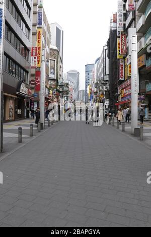 Tokyo era tranquilla dopo la richiesta del governatore che le persone soggiornano a casa durante il fine settimana per prevenire la diffusione del romanzo coronavirus. 28 Mar, 2020. Foto Stock