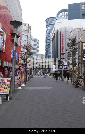 Tokyo era tranquilla dopo la richiesta del governatore che le persone soggiornano a casa durante il fine settimana per prevenire la diffusione del romanzo coronavirus. 28 Mar, 2020. Foto Stock