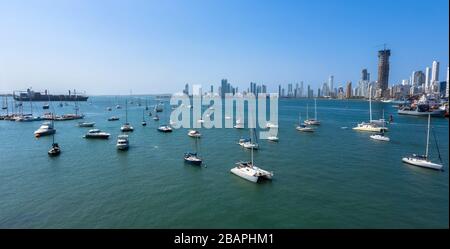 La nave da carico ha lasciato il porto a Cartagena, Colombia. Splendidi yacht si trovano nella baia. Panorama il quartiere Bocagrande a Cartagena. Foto Stock