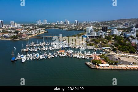Splendida vista aerea della città vecchia dallo yacht club nella baia di Cartagena. Foto Stock