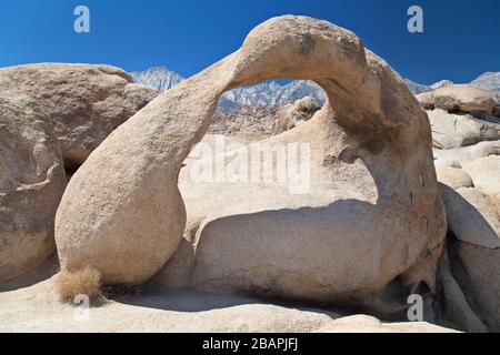 Mount Whitney attraverso Mobius Arch, Alabama Hills, Lone Pine, California, Stati Uniti. Foto Stock