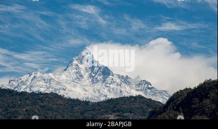 Il famoso massiccio dell'Annapurna nell'Humalayas coperto di neve e ghiaccio nel nord-centro del Nepal Asia Foto Stock