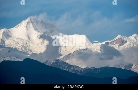 Il famoso massiccio dell'Annapurna nell'Humalayas coperto di neve e ghiaccio nel nord-centro del Nepal Asia Foto Stock