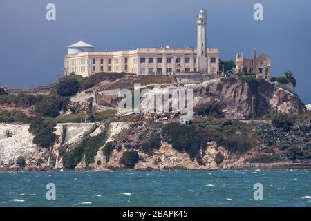 Carcere di Alcatraz visto dal Molo 39, San Francisco, California, Stati Uniti. Foto Stock